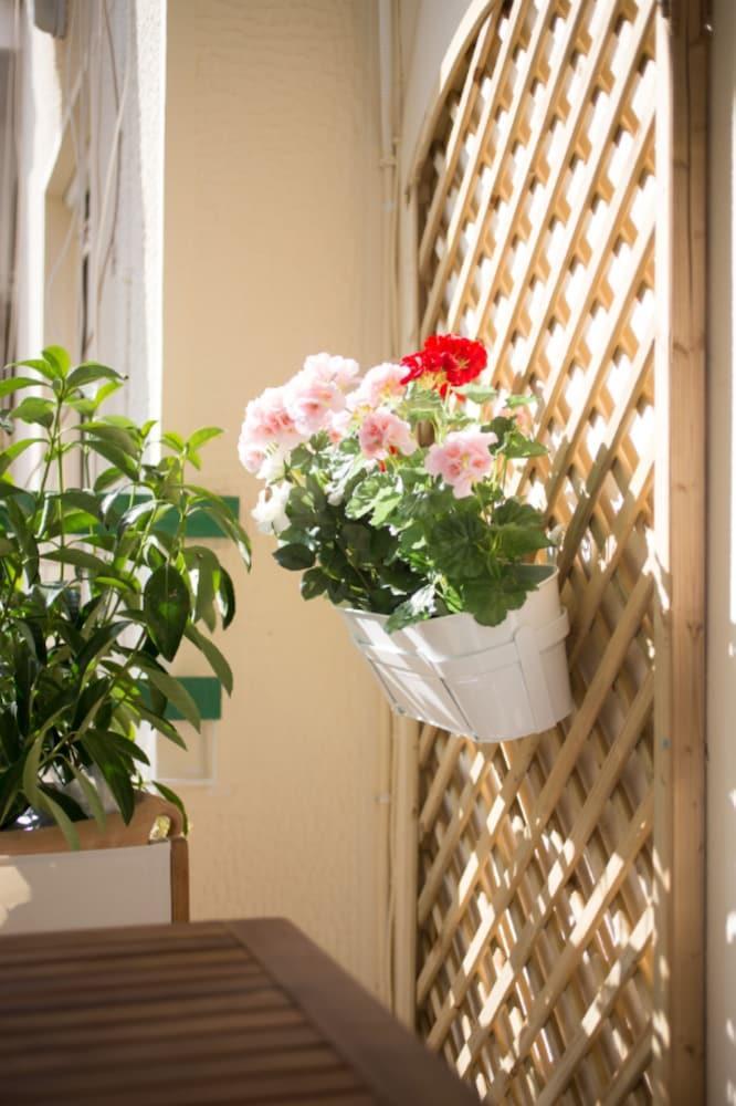 Live Like A Local, Next To Acropolis! *